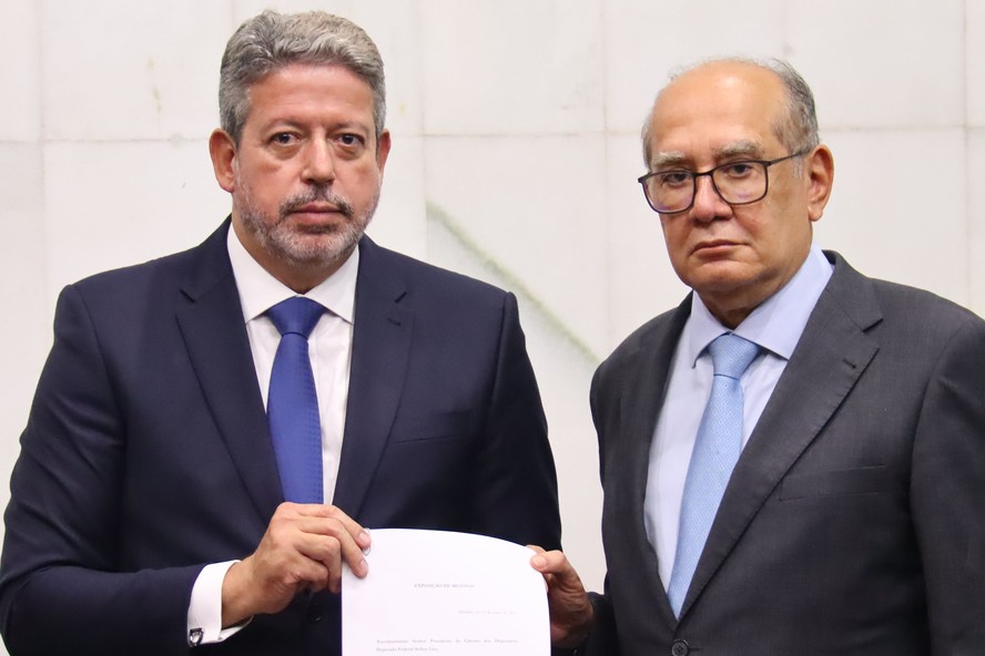 O presidente da Câmara, Arthur Lira (PP-AL), ao lado do ministro do STF Gilmar Mendes durante entrega anteprojeto de lei elaborado por comissão de juristas na Câmara para sistematizar normas de processos constitucionais