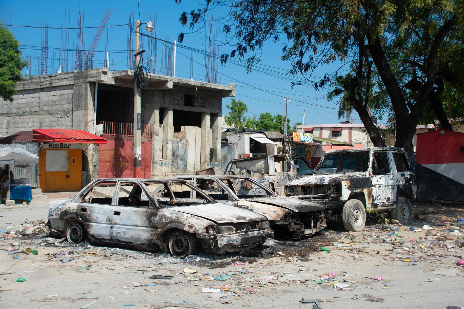 Veículos carbonizados permanecem estacionados enquanto a violência das gangues aumenta em Porto Príncipe, Haiti. — Foto: Clarens SIFFROY / AFP