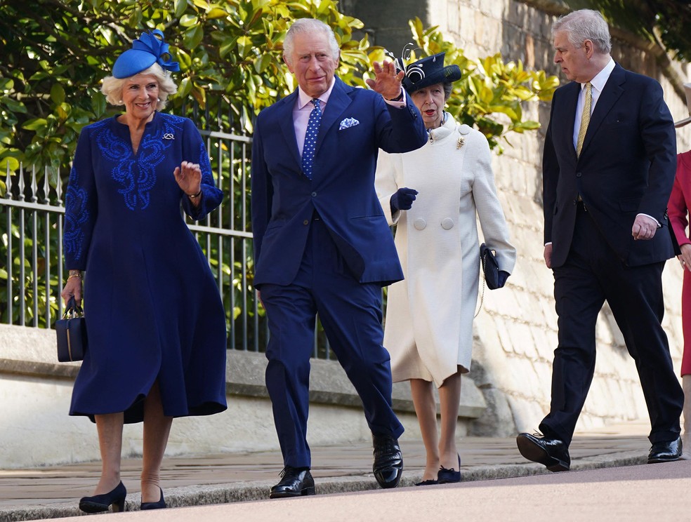 O rei Charles III ao lado da rainha consorte, Camilla, a princesa Anne e o príncipe Andrew no castelo de Windsor  — Foto: Yui Mok /AFP
