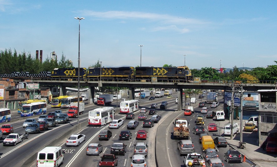 A caminho do Porto: trem de carga da MRS passa sobre a Avenida Brasil