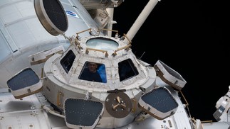 Na foto, Frank Rubio, engenheiro de voo da Expedição 68, espia por uma das sete janelas da cúpula, a 'janela para o mundo' da Estação Espacial Internacional — Foto: NASA / Frank Rubio