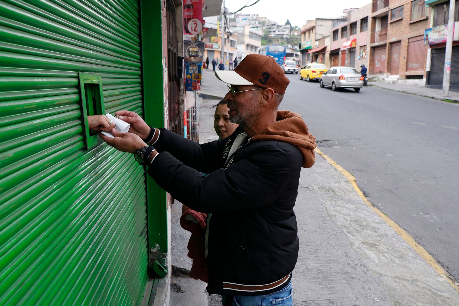 Estabelecimento vendem produtos por pequenas janelas após presidente declarar 'conflito armado interno' no país — Foto: GALO PAGUAY