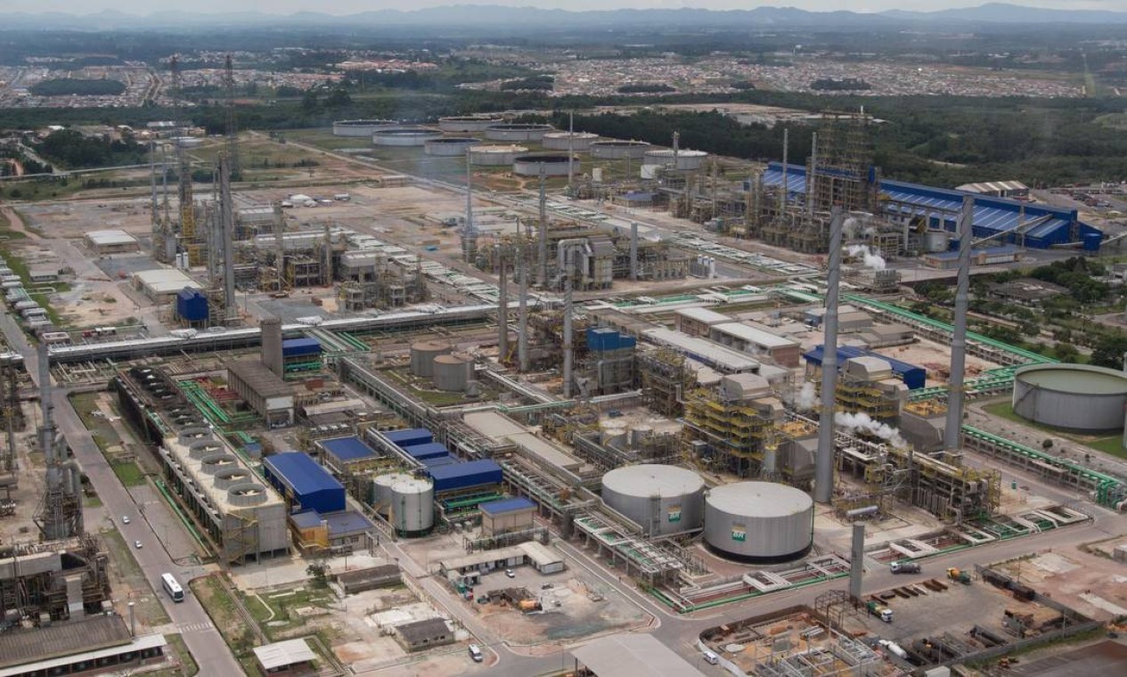 Localizada no município de Araucária, no Paraná, a Repar é responsável por aproximadamente 12% da produção nacional de derivados de petróleo, ente eles diesel, gasolina, GLP, coque, asfalto, e propeno  — Foto: Silvio Aurichio / Agência O Globo