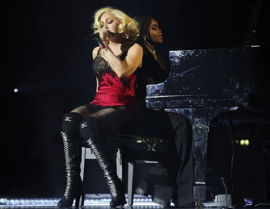 Mercy James acompanha Madonna ao piano