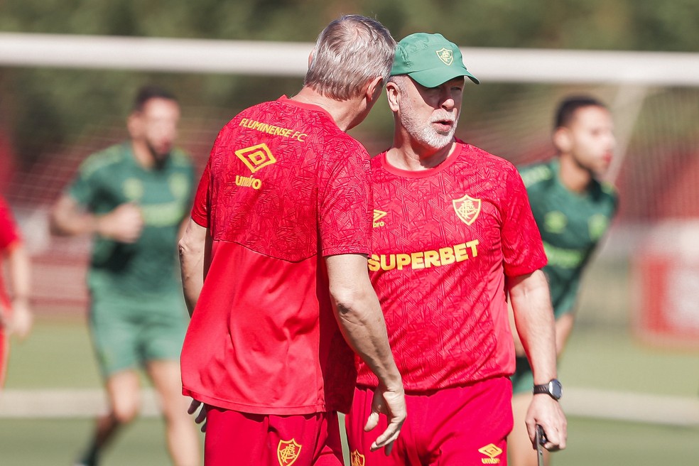 Mano Menezes durante treinamento do Fluminense no CT Carlos Castilho — Foto: LUCAS MERÇON / FLUMINENSE F.C