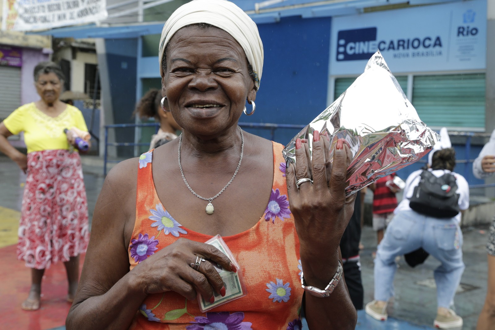 Moradora do Complexo da Maré ganha chocolate