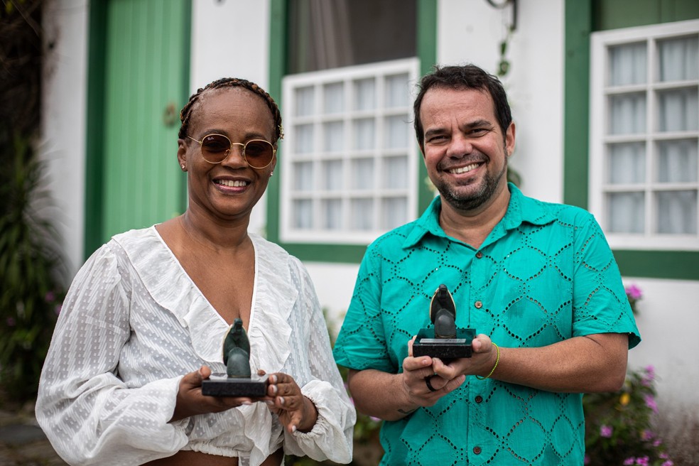 Eliana Alves Cruz e Marcelo Moutinho, vencedores do Prêmio Jabuti 2022, nas categorias Conto e Crônica — Foto: Hermes de Paula/Agência O Globo