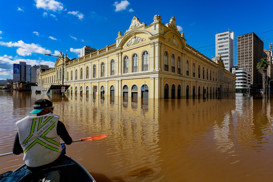 O Mercado Municipal de Porto Alegre tomado pelas águas do Guaíba em meio: enchentes afetaram pequenos negócios, principalmente no comércio