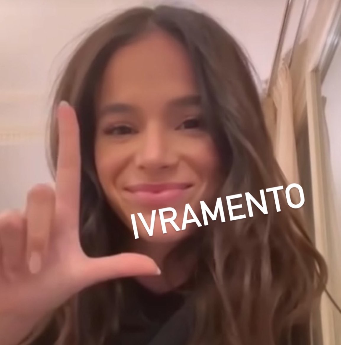 Bruna Marquezine vira meme após vídeo de Neymar cantando jingle de Bolsonaro — Foto: Reprodução/ Twitter