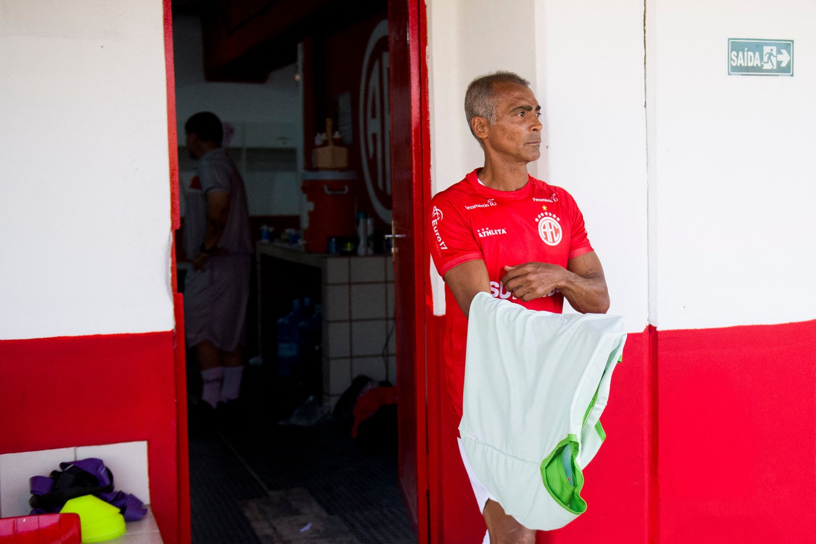 A lenda do futebol brasileiro e senador carioca Romário, 58, entra em campo durante seu retorno, 15 anos após sua aposentadoria, para a partida de ida da série Carioca A2 entre América e Petrópolis — Foto: Daniel RAMALHO / AFP)