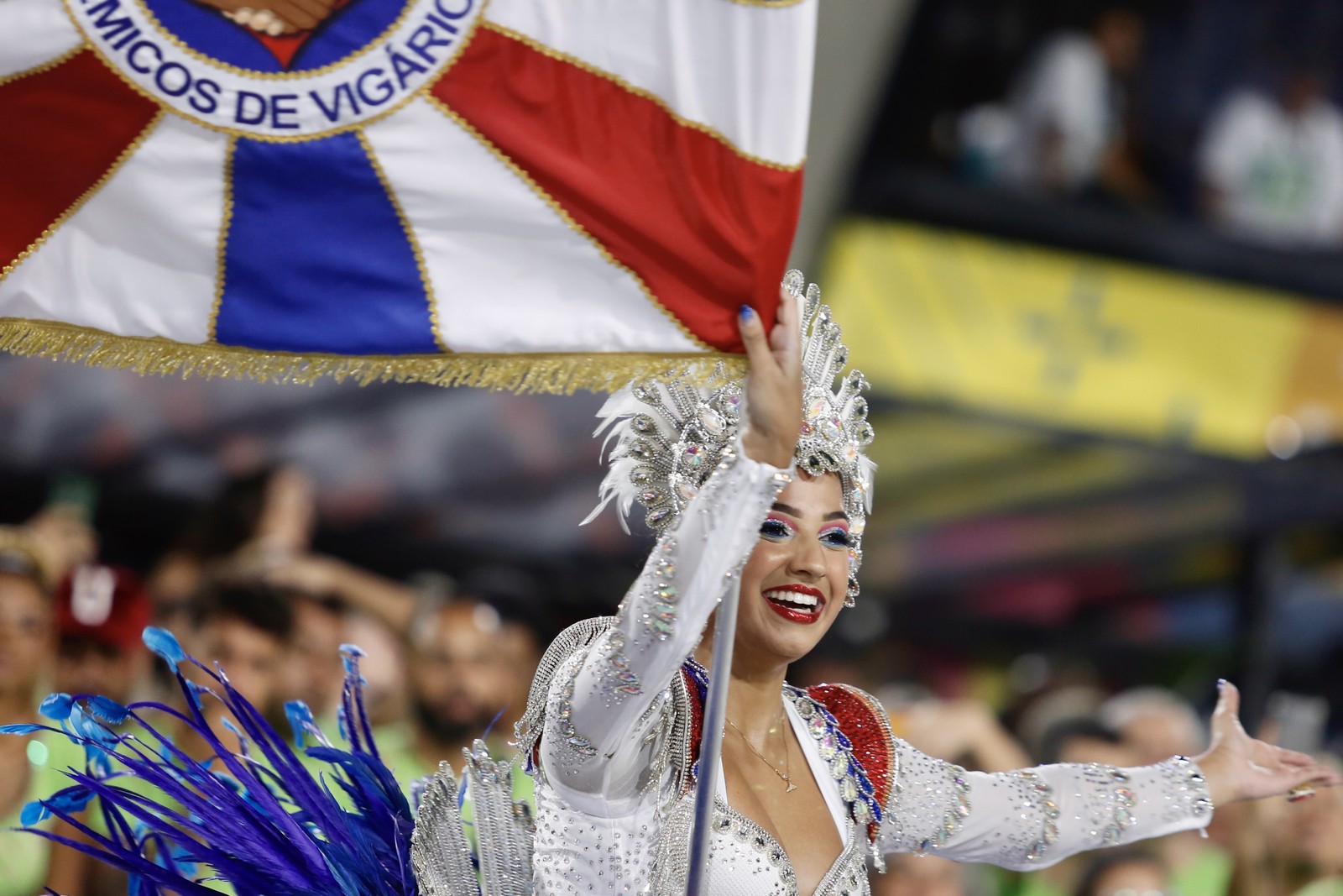 Porta-bandeira da Vigário Geral, terceira escola a desfilar na primeira noite da Série Ouro — Foto: Fabio Rossi/Agência O Globo