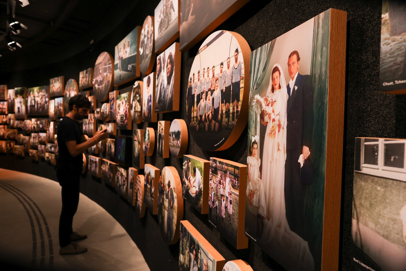 Visitante no Museu do Holocausto, no Morro do Pasmado, em Botafogo. — Foto: Marcia Foletto / Agência O Globo