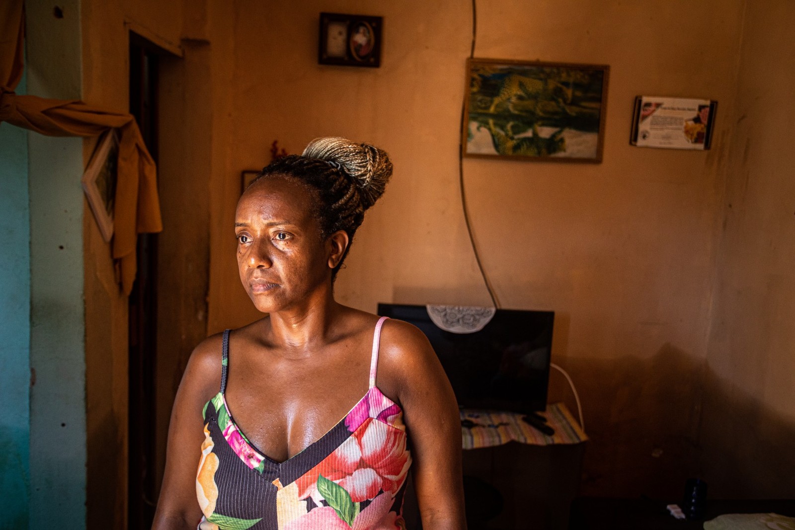 Norma divide um terreno, a um quarteirão do Rio dos Cachorros, com as duas filhas, onde cada uma tem a própria casa — Foto: HERMES DE PAULA