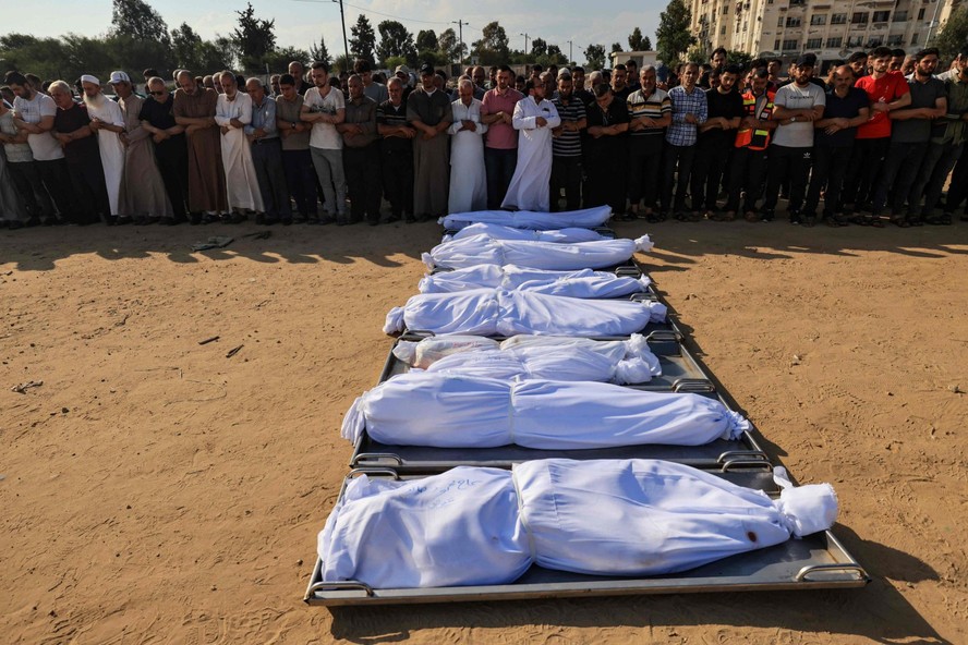 Palestinos rezam em funeral de família morta em ataque aéreo de Israel na Faixa de Gaza