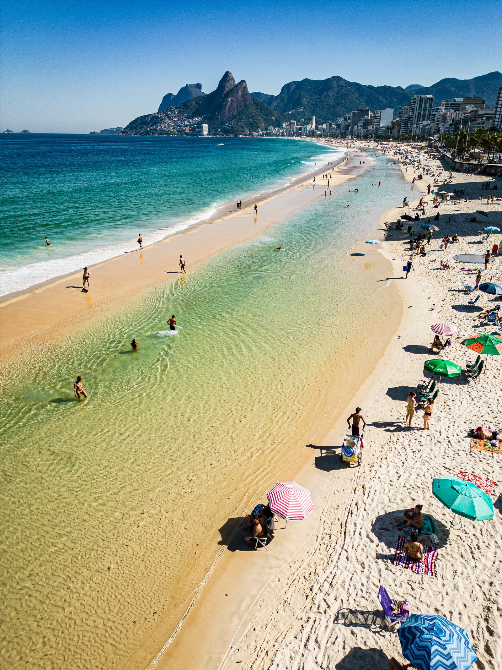 Mar do Rio com águas cristalinas. Na foto, Praia de Ipanema. — Foto: Hermes de Paula / Agência O Globo