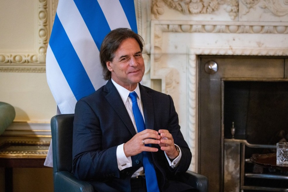 Presidente do Uruguai, Luis Lacalle Pou, durante reunião com o então premier do Reino Unido, Boris Johnson — Foto: Tolga Akmen/Bloomberg