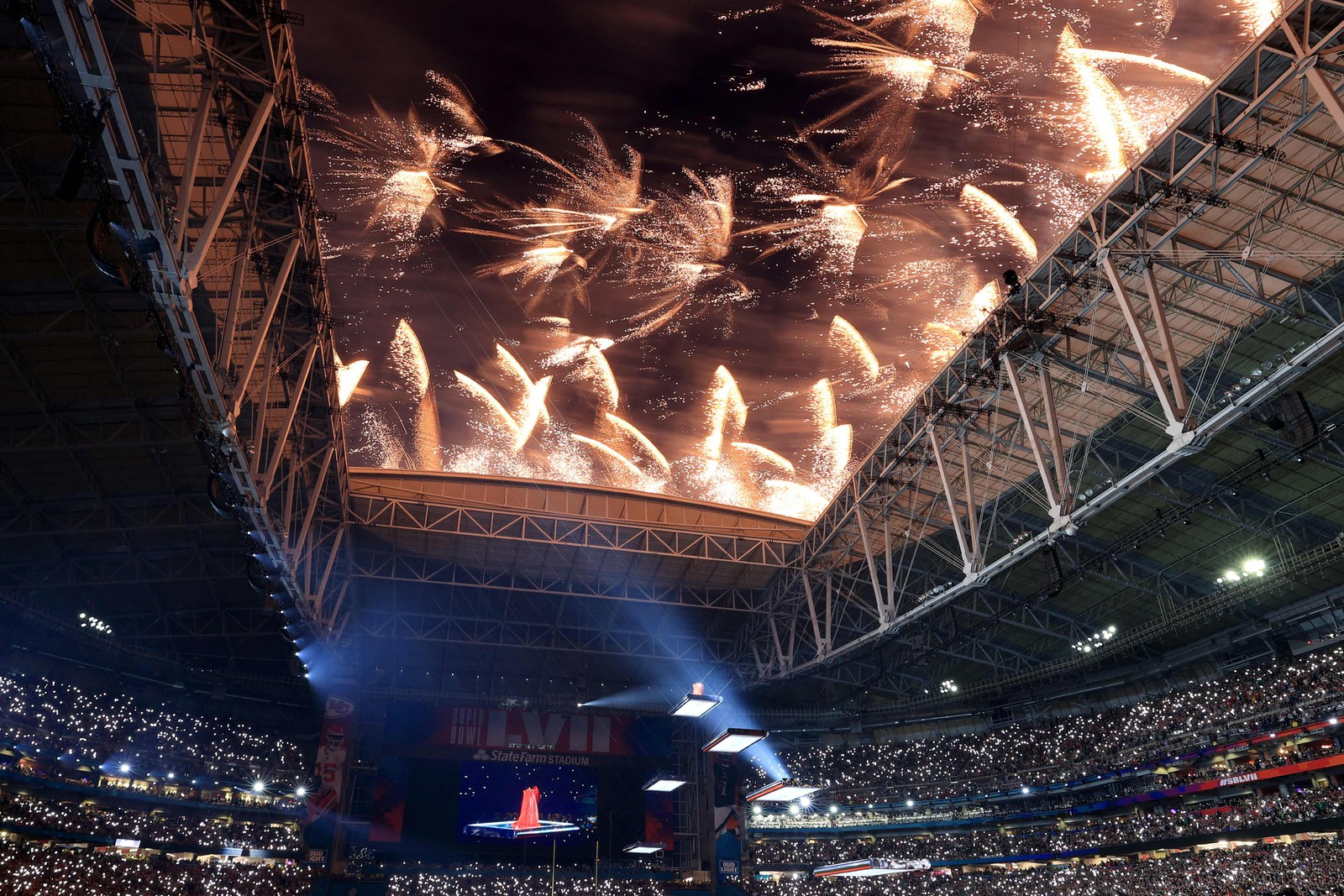 Show pirotécnico durante apresentação de Rihanna no Super Bowl — Foto: TIMOTHY A. CLARY/AFP