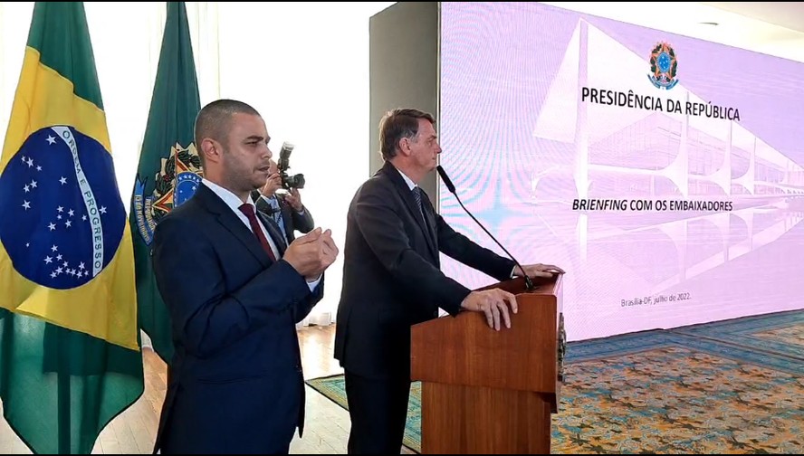 O presidente Jair Bolsonaro (PL) atacou novamente as urnas eletrônicas em evento com embaixadores nesta segunda-feira