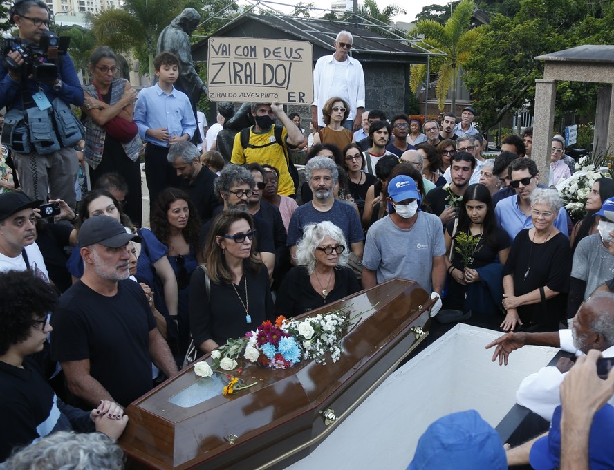 O sepultamento de Ziraldo, criador do 'Menino Maluquinho', do Cemitério São João Batista, com presença da atriz Fernanda Torres (no alto, ao lado esquerdo da placa)