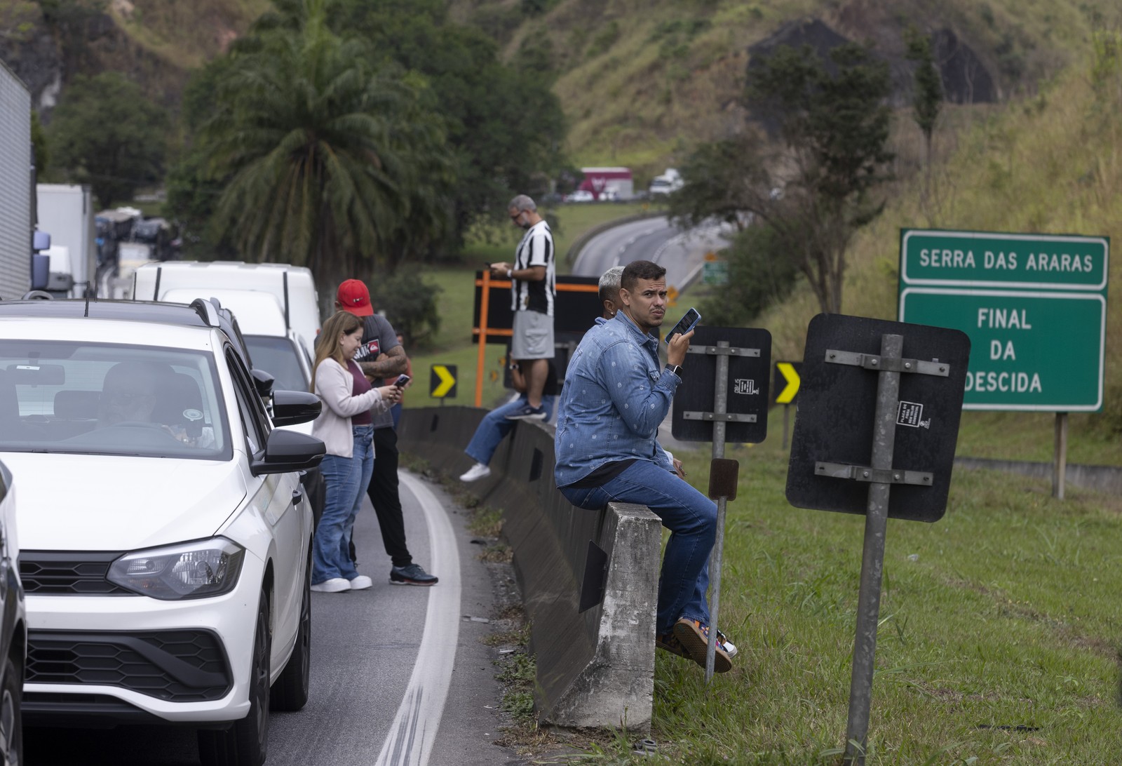 Interdição na Rodovia Presidente Dutra para implosão de rocha para a construção da nova pista de subida da Serra das Araras. Na foto, engarrafamento na pista de subida da serra. — Foto: Márcia Foletto