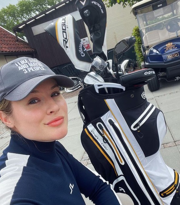 Katharina Andresen, de 28 anos, irmã mais velha de Katharina Andersen, aprende a jogar golfe; ela tem 42% das ações da empresa da família, a Ferd — Foto: Reprodução/Instagram