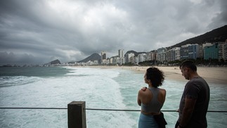 Tempo vira no Rio e previsão é de chuvas e ventos para os próximos dias — Foto: Hermes de Paula / Agência O Globo