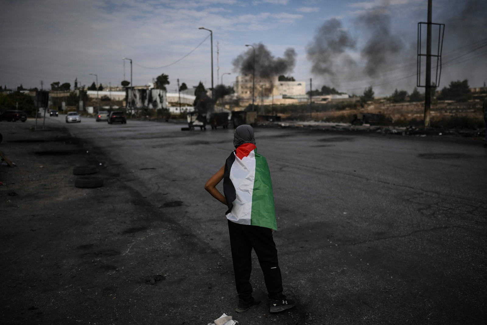 Protesto a favor da Palestina acontece em Ramallah nesta sexta-feira (27) — Foto: Aris Messinis/AFP