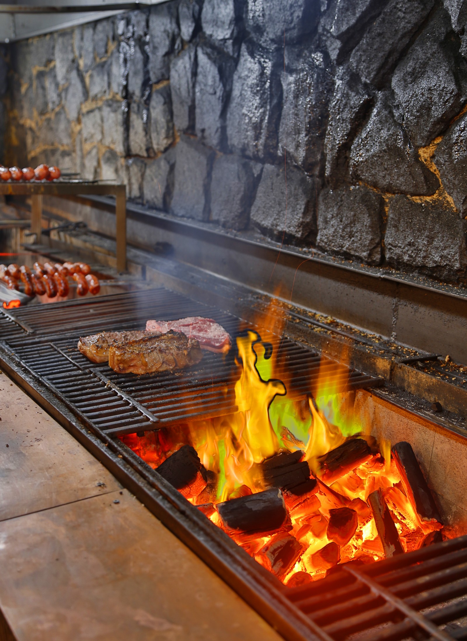 Até mesmo o churrasco, uma das principais escolhas de lazer do brasileiro nas horas vagas, ficou salgado em 2021. As carnes subiram 8,45% em média no ano passado Agência O Globo