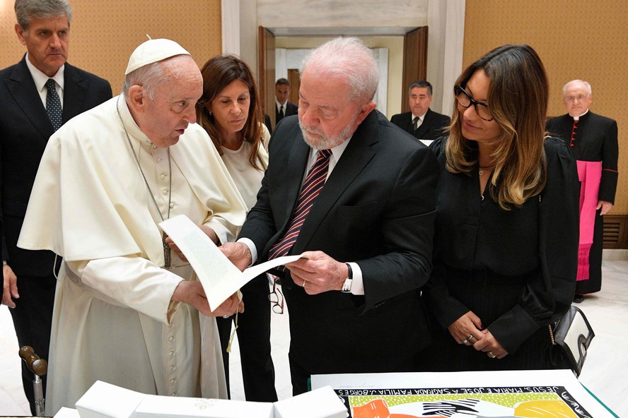 O Papa Francisco com o Presidente Luiz Inácio Lula da Silva e sua esposa Janja da Silva no Vaticano