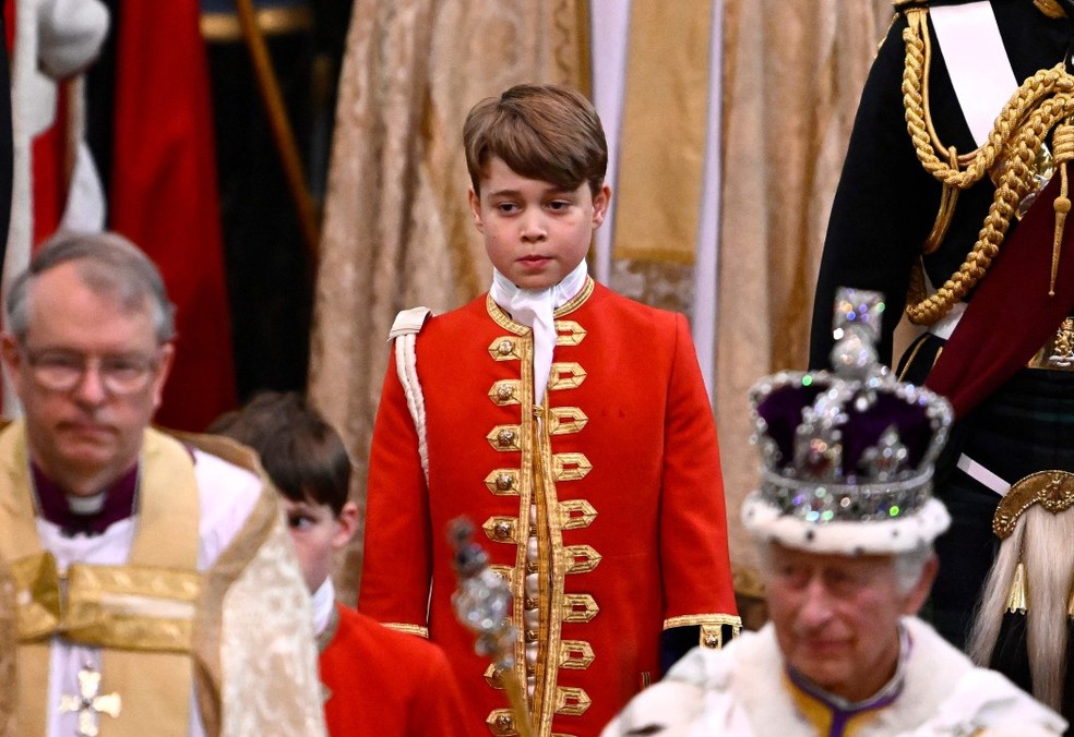Príncipe George, segundo na linha de sucessão ao trono, foi pajem do avô — Foto: Gareth Cattermole/AFP