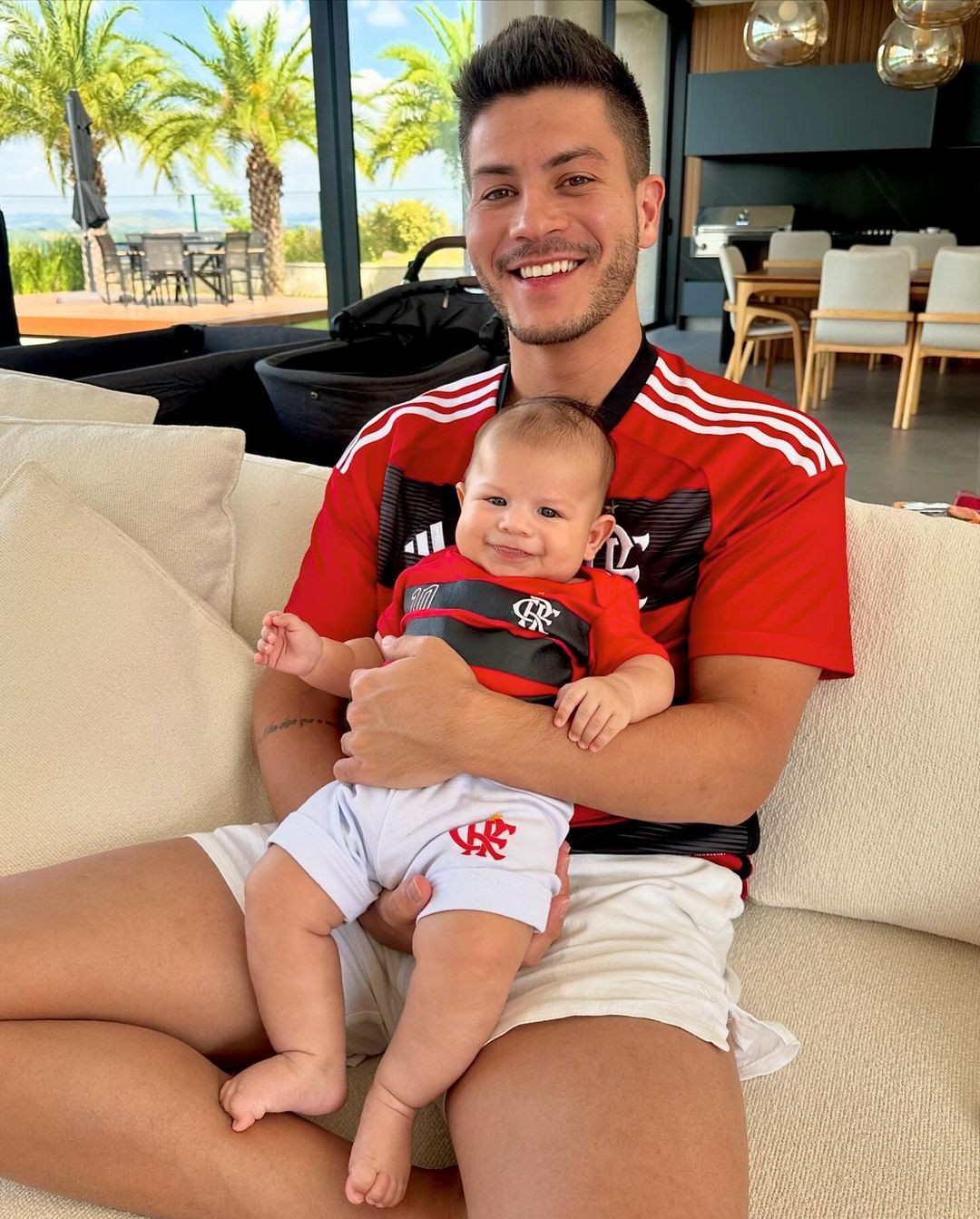 Arthur Aguiar e o filho, Gabriel Santucci Aguiar. Com três meses de vida, o bebê já tem um perfil com 103 mil seguidores  — Foto: Reprodução / Instagram