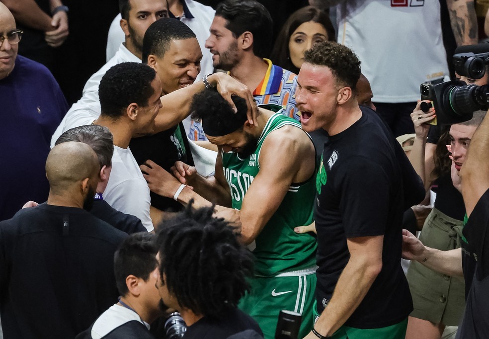 A festa dos Celtics com White após lance decisivo — Foto: Megan Briggs/Getty Images/AFP