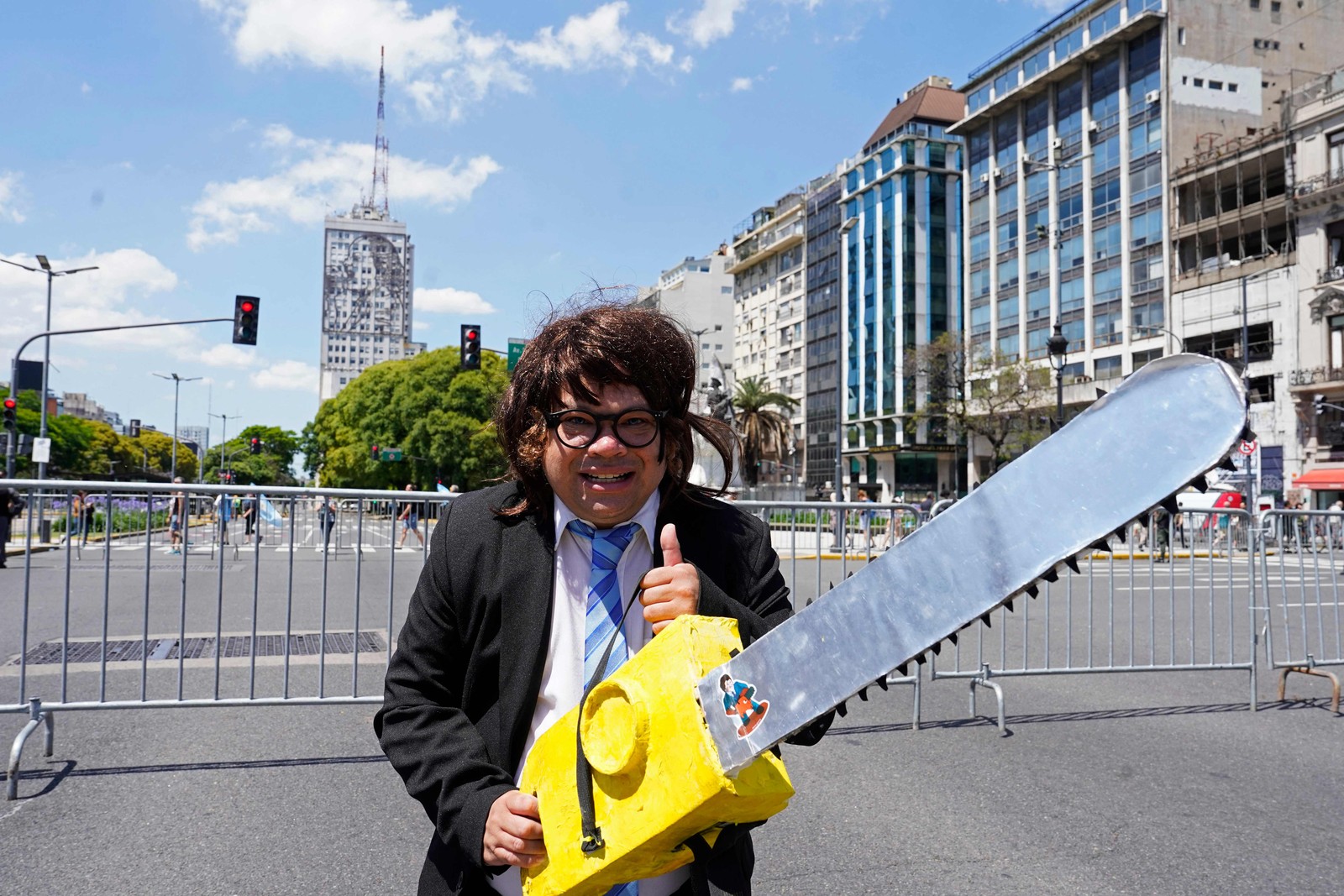 Apoiador de Javier Milei se veste como o presidente eleito durante a cerimônia de posse na Argentina — Foto: Gustavo ORTIZ / AFP