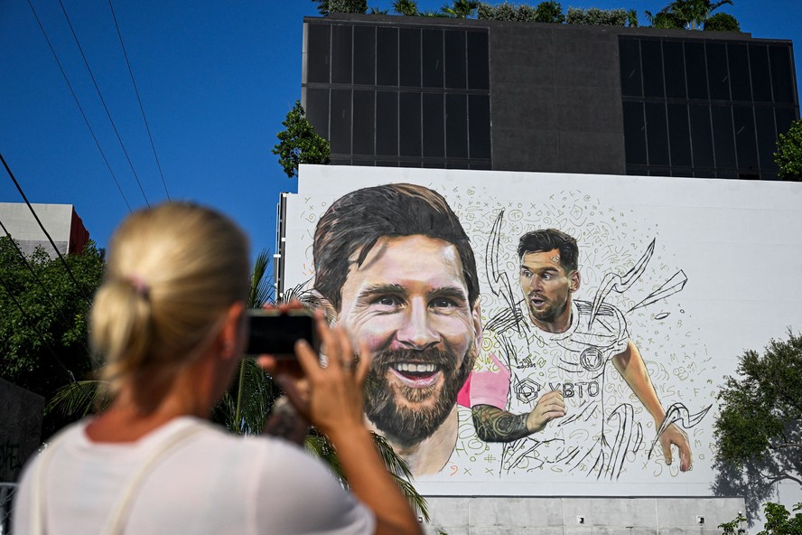 Painel com a imagem de Messi em Miami: estreia próxima
