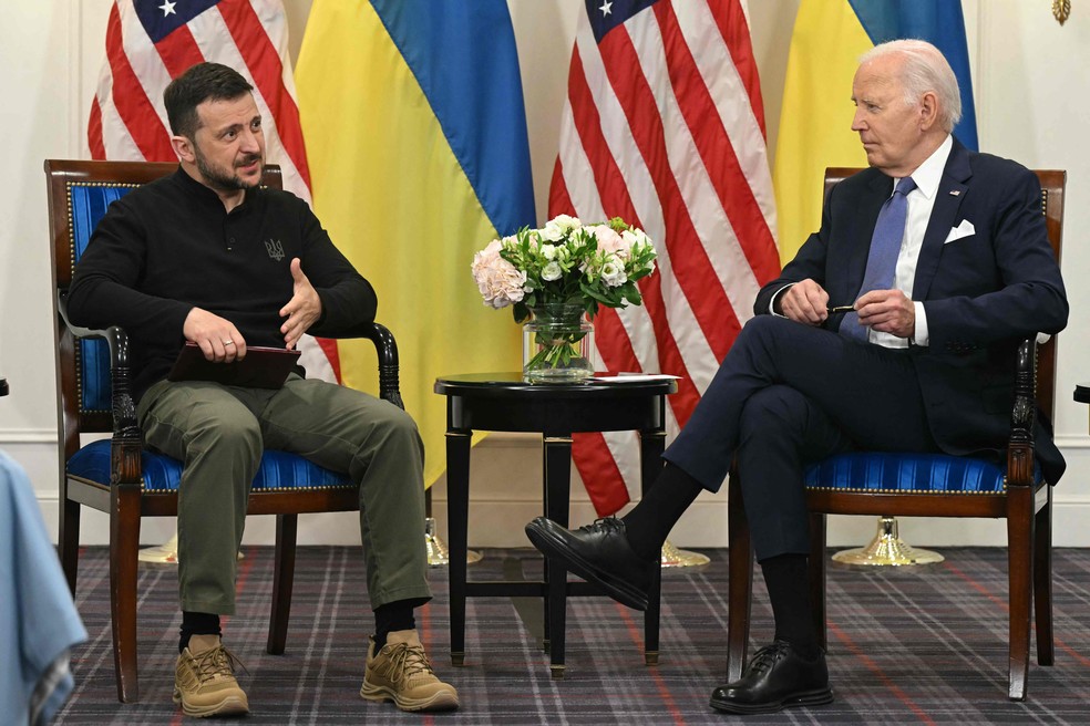 Biden e Zelensky reunidos em Paris — Foto: Saul Loeb/AFP