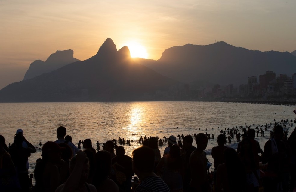 Banhistas na paisagem do Arpoador em dia de calor no Rio — Foto: Domingos Peixoto / Agência O Globo