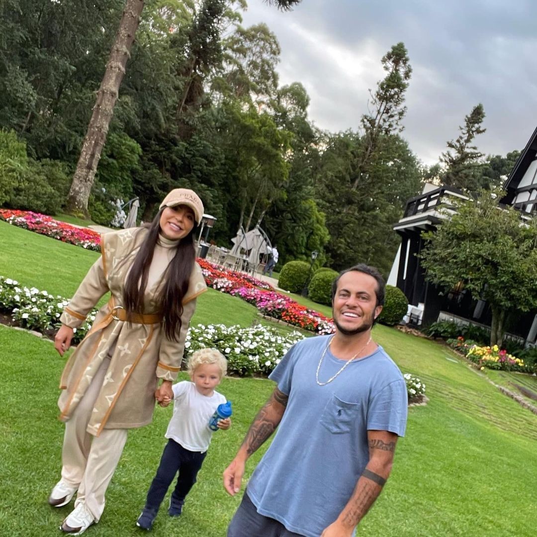 Thammy Miranda e Andressa Ferreira com o filho, Bento, no Hotel Ort, em Campos do Jordão  — Foto: Reprodução Instagram