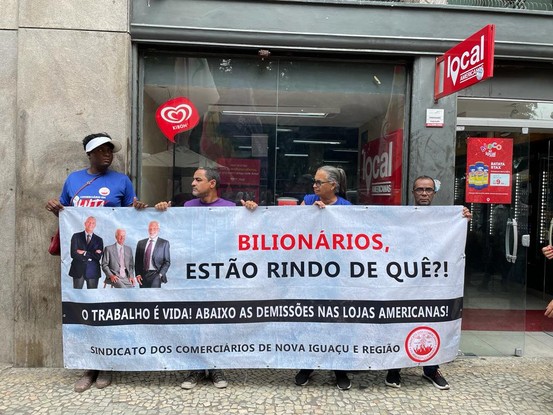 Representantes de centrais sindicais fazem protesto no Centro do Rio contra a Americanas