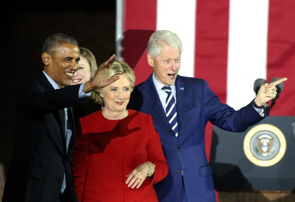 Os ex-presidentes dos EUA, Barack Obama e Bill Clinton, e a ex-candidata democrata à Casa Branca, Hillary Clinton — Foto: KENA BETANCUR / AFP