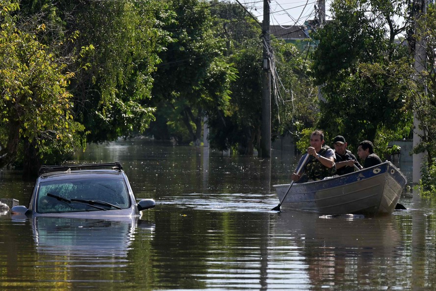 Moradores se deslocam em barcos após inundações devido a fortes chuvas em Porto Alegre, Rio Grande do Sul