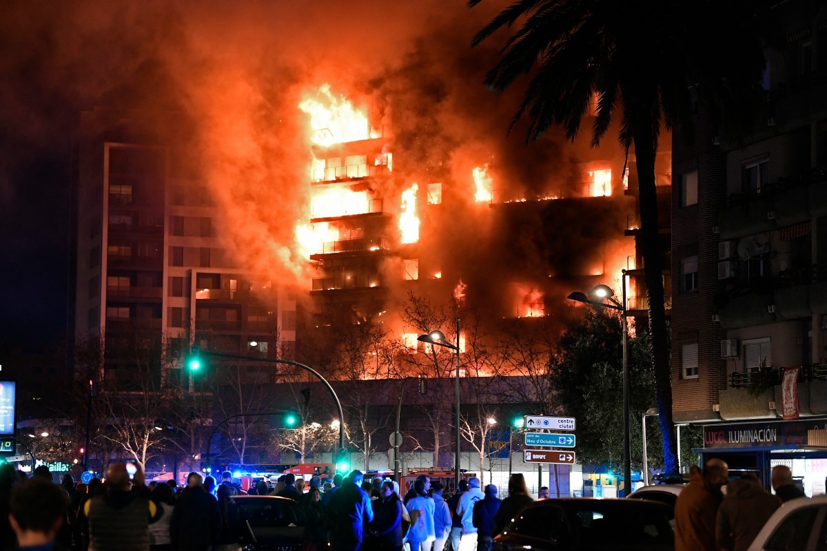 Incêndio 'devora' edifício residencial de 14 andares na Espanha; veja vídeo — Foto: JOSE JORDAN / AFP