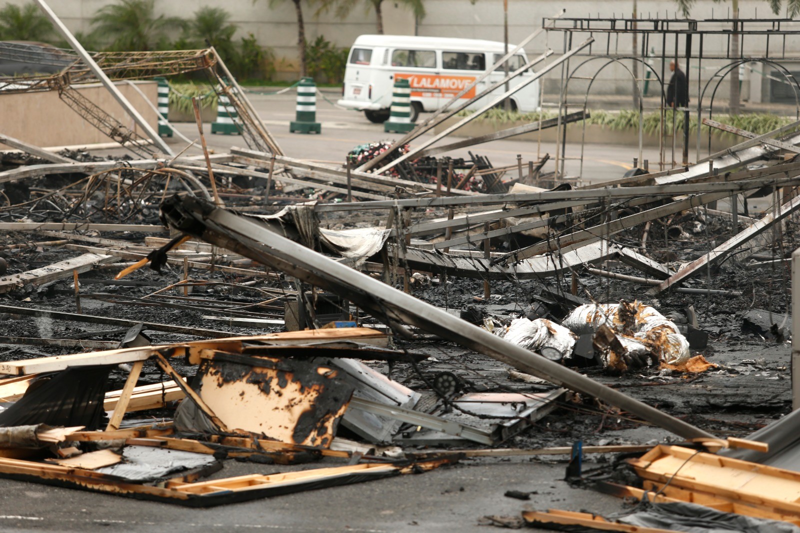 A instalação ficou completamente destruída — Foto: Fabiano Rocha / Agência O Globo