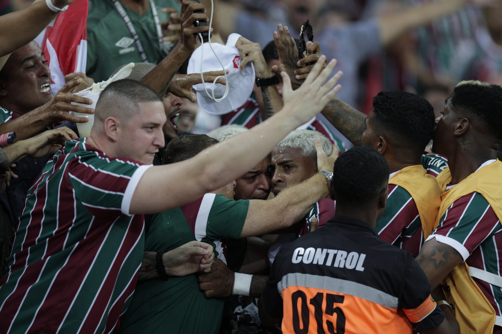 Fluminense x Boca Juniors -  John Kennedy comemora com a torcida o segundo gol do fluminense no jogo. — Foto: Alexandre Cassiano / Agência O GLOBO