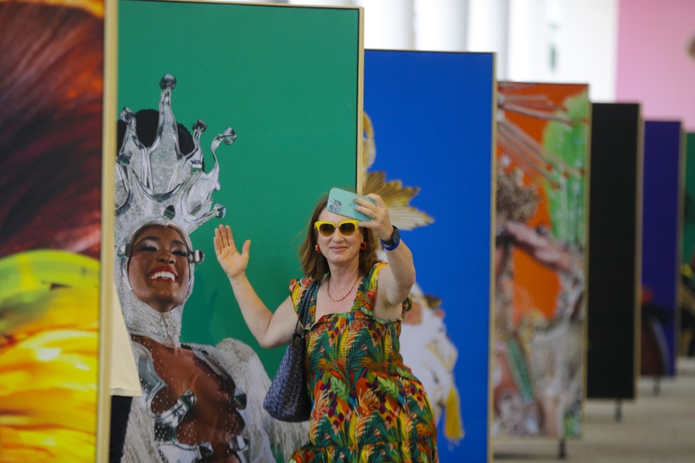 Mostra 'Rio Carnaval'. Turista tira foto com imagens expostas no térreo do Museu de Arte do Rio — Foto: Domingos Peixoto/Agência O Globo