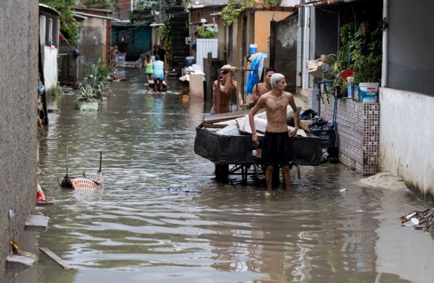 Casas ficam inundados com temporal que atingiu a cidade na madrugada