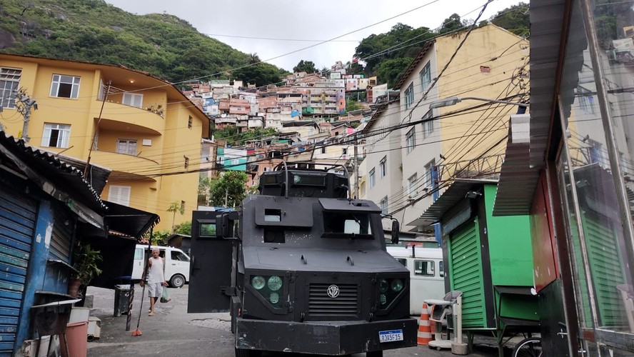 Polícia realiza operação no Morro Santa Marta, em Botafogo