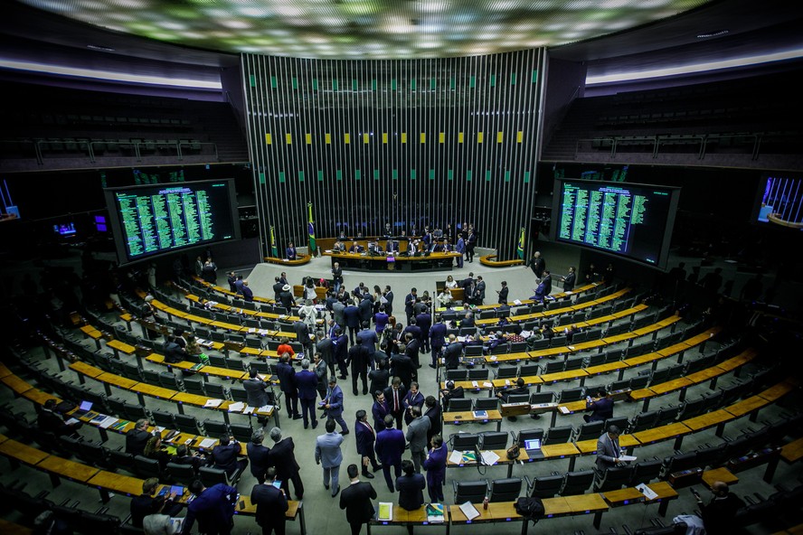 Plenário da Câmara dos Deputados analisa a regulamentação da reforma tributária