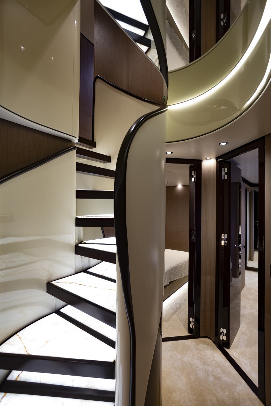 Escadas com chão de mármore no Azimut Grande 27 Metri, mesmo modelo do pertencente a Cristiano Ronaldo — Foto: Roberto Moreyra