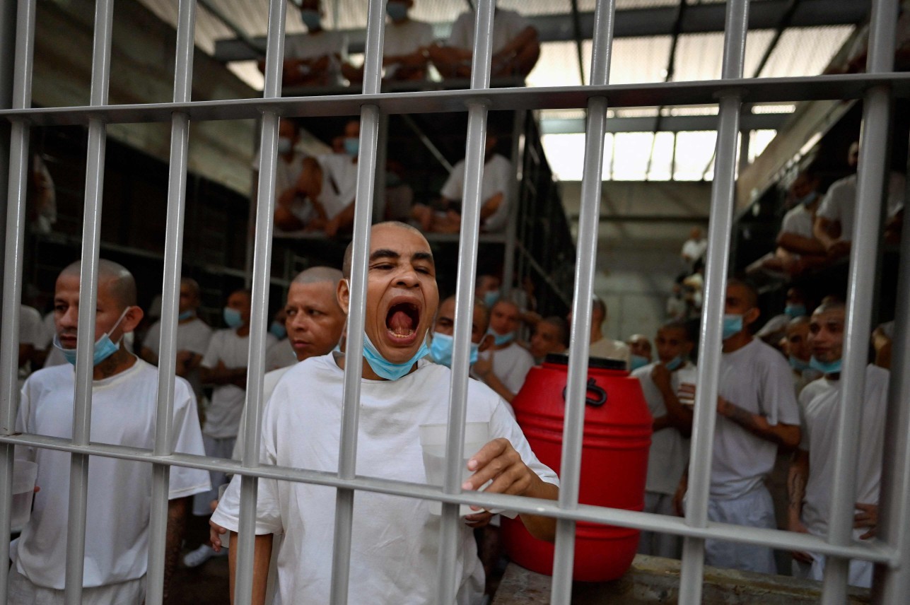 Detentos no maior centro penitenciário da América, situado em El Salvador — Foto: Marvin RECINOS / AFP