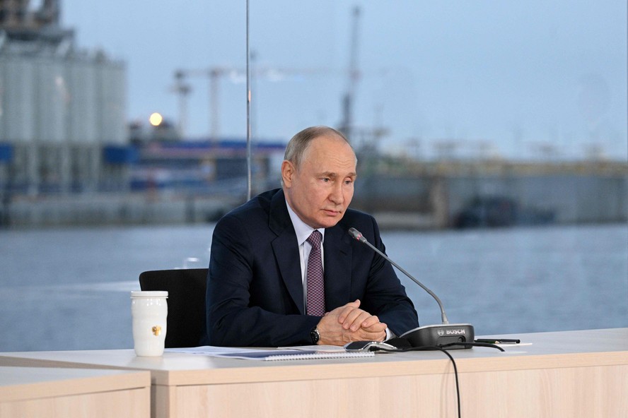 O presidente russo, Vladimir Putin, numa reunião no Centro para a construção de estruturas offshore de grande tonelagem, na região de Murmansk